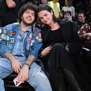 Selena Gomez & Benny Blanco Tampil dengan Gaya Kontras dengan Konsep Outfit Coordinating