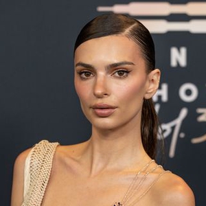 Emily Ratajkowski Bagikan Foto Baru Putranya, Sylvester