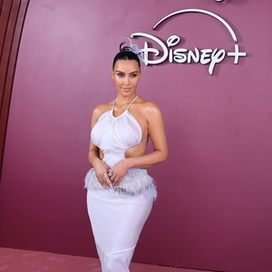 Kim Kardashian Kenakan Gaun Khusus yang Dibuat dengan Bulu dari Kipas Era Edwardian