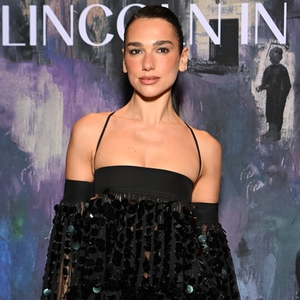 Dua Lipa Tampil Memukau dengan Gaun Payet Ferragamo di Gala Pembukaan Metropolitan Opera