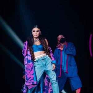Agnez Mo Tampil dengan Jaket Custom yang Dihiasi dengan Detail Wajahnya
