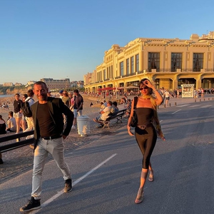 Bella Hadid Memberikan Sentuhan Modern pada Keanggunan Era &lsquo;50-an di Tampilan Terbarunya