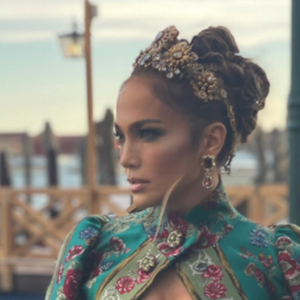 J.Lo Memesona Pakai Mahkota Emas dan Jubah Bunga di Show Dolce & Gabbana Alta Moda