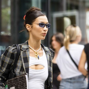 Bella Hadid Hadirkan Lagi Fashion dengan Motif Kotak-Kotak