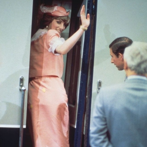 Terungkap, Ini Kisah Di balik Setelan Pink Ikonis yang Dikenakan oleh Putri Diana saat Pergi Berbulan Madu