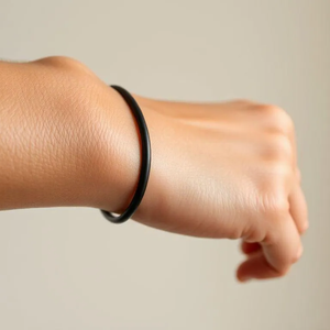 Mencari Tahu Arti Gelang Hitam di Tangan Kanan