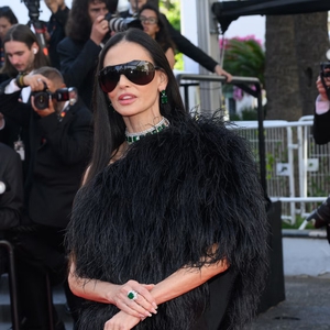 Demi Moore Tampil Dramatis dengan Busana Bulu Gucci Langsung dari Panggung Peragaan Busana