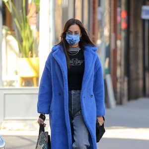 Irina Shayk Membawakan Gaya Punk dengan Mantel Biru Elektrik dan Denim