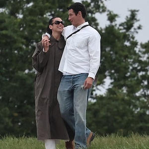 Dua Lipa dan Callum Turner Merayakan Pernikahan dengan Gaya Abadi Saat Jalan Santai di London