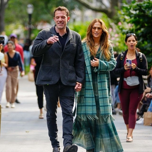 J.Lo Kenakan Mantel Motif Kotak-Kotak Terbaiknya untuk Menghabiskan Musim Gugur Bersama Ben Affleck
