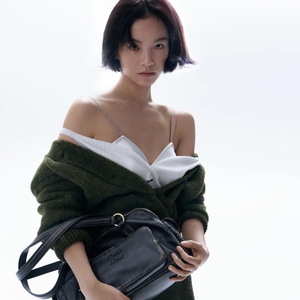 Miu Miu Resmi Umumkan Li Gengxi sebagai Brand Ambassador Terbaru