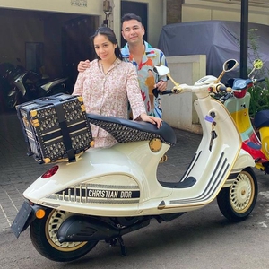 Nagita Slavina Terlihat Bersanding dengan Vespa 946 Christian Dior Rancangan Maria Grazia Chiuri