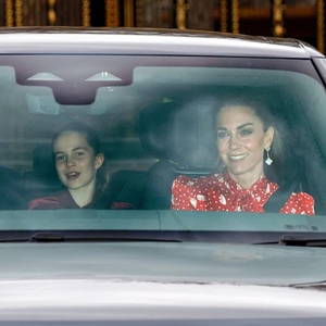 Putri Kate dan Charlotte Tampil Senada dalam Warna Merah di Momen Liburan