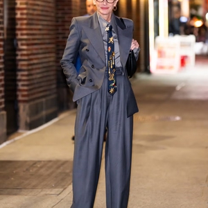 Julia Roberts Hadir dengan Sentuhan Modern dan Funky dengan Mengenakan Lagi Tampilan Ikonis dari Tahun 1990