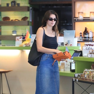 Rok Midi Denim Kendall Jenner Adalah Sebuah Transisi dari Musim Semi ke Musim Panas yang Sempurna