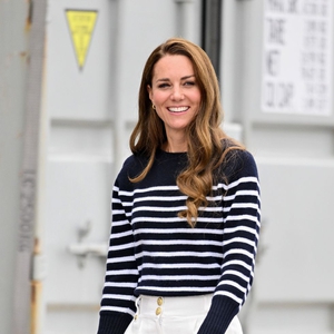 Kate Middleton Mengenakan Sweter Bergaris dan Pakaian Selam Untuk Acara Pelayaran