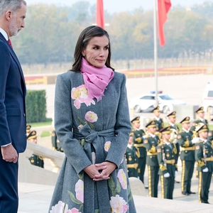 Ratu Letizia Kembali Tampil Romantis dalam Nuansa Warna Merah Muda di Tiongkok