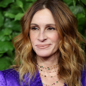 Julia Roberts Tampil Memukau dalam Setelan Ungu Tom Ford Karya Haider Ackermann