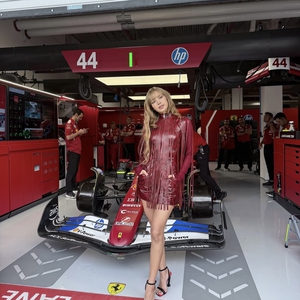 Tampilan Lisa yang Mencuri Perhatian di Panggung F1