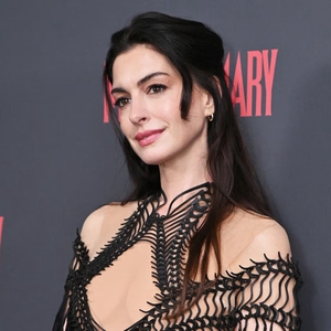 Anne Hathaway Memadukan Seni dan Sains Lewat Gaun Iris van Herpen yang Memukau