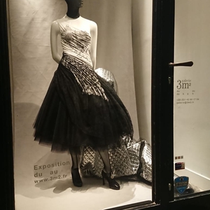 Ini Instalasi Gaun La Seine Karya Desainer Indonesia Samudra Hartanto di Kota Paris