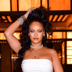 Rihanna Mengenakan Gaun Slip Berlapis Kristal saat Keluar Malam di L.A.