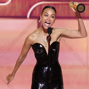 Perdana! Zoe Saldana Bawa Pulang Piala Golden Globe untuk Perannya di Film Emilia P&eacute;rez