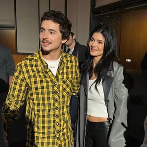 Timoth&eacute;e Chalamet dan Kylie Jenner Tertangkap Kamera Sedang Berada di Lokasi Syuting Podcast Basket