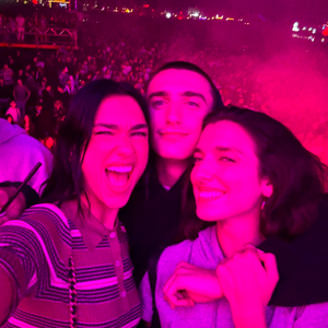 Dua Lipa Tampil Ekstra dalam Setelan Mini dari Prada Saat Menikmati Konser Musik