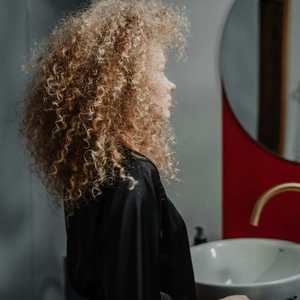 10 Cara Merawat Rambut Ikal agar Tetap Lembut, Indah, dan Mudah Diatur