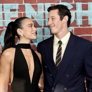 Dua Lipa dan Callum Turner Tampil Memukau di Karpet Merah Perdana sebagai Pasangan Suami Istri
