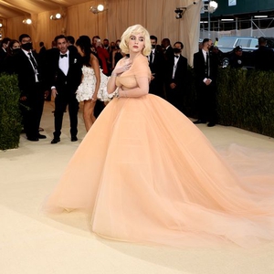 Bagaimana Agar Anda Dapat Diundang ke Met Gala?