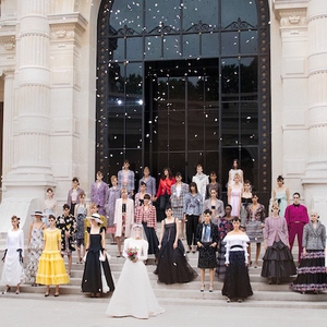 Aksi Margaret Qualley dan Aliran Impresionisme di Koleksi Chanel Haute Couture Fall/Winter 2021-2022