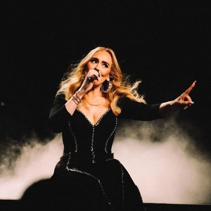 Adele Mengenakan Gaun Rancangan Stella McCartney untuk Penampilannya di Las Vegas