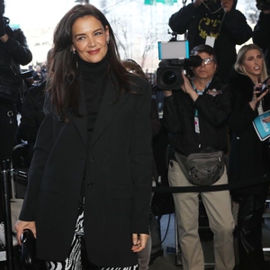 Tampilan Menawan Katie Holmes dengan Palet Warna Hitam dan Putih Dalam Satu Hari