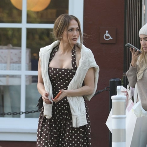 Jennifer Lopez dan Ben Affleck Tampil Serasi dalam Nuansa Warna Earth Tone saat Berbelanja Liburan