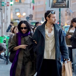 Zo&euml; Kravitz Picu Rumor Pertunangan Setelah Tertangkap Kamera Mengenakan Cincin di Jari Manisnya