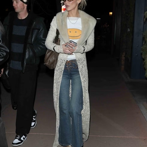 Bella Hadid Hidupkan Kembali Gaya 2000-an dengan Jeans Low-Rise Bertali dan Kaus Grafis