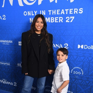 Eva Longoria Membawa Putra Kecilnya, Santiago ke Premier Film Moana 2