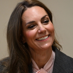 Putri Kate Tampil Elegan Dalam Setelan Berwarna Cokelat Dengan Blus Pita yang Romantis