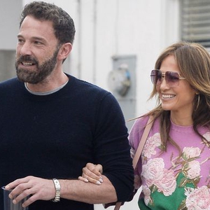 Jennifer Lopez Mengenakan Kembali Atasan Floral Valentino Ikonisnya yang Kini Ia Padu dengan Celana Denim