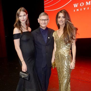 Amal Clooney Kenakan Gaun Emas Cair untuk Merayakan Perempuan dalam Inovasi Bersama Cartier