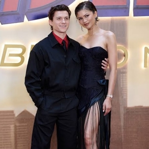 Zendaya dan Tom Holland Kenakan Cincin Pernikahan Mereka Setelah Menikah di Surrey
