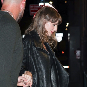 Gaya Date Night Transisi Taylor Swift Padukan Jaket Kulit Saint Laurent dengan Sandal Tali Musim Panas