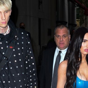 Megan Fox Kenakan Jumpsuit Kulit Biru untuk Kencan Malam dengan Machine Gun Kelly