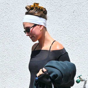 Hailey Bieber Kenakan Sandal Chunky Milik Justin Bieber saat Pergi Pilates