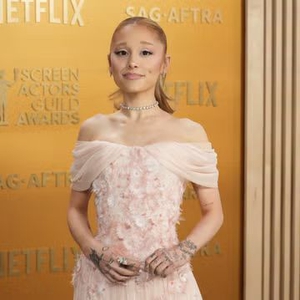 Ariana Grande Meninggalkan Tren Rambut “Bronde” dan Tampil dengan Warna Cokelat Gelap