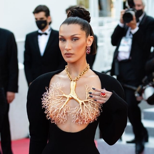 Bella Hadid Memesona dalam Gaun Schiaparelli yang Dramatis di Cannes Premiere