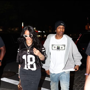 Rihanna Membuka Musim World Cup Style dengan Jersey Olahraga dan Cape