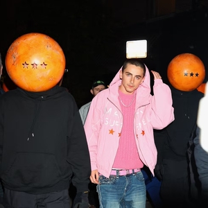 Timothée Chalamet Kenakan Sepatu Pastel yang Diambil Langsung dari Runway Dior